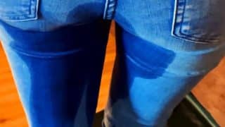 Luder pisst sich in die Jeans & ich pisse sie komplett voll (SensualPeeCouple)