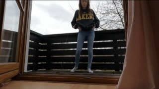 MAGDALENA-XXS – Auf dem Balkon in die Jeans gepisst