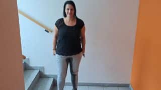 Laura05 – Beim Postholen gepisst