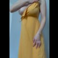SweetToffee - gelbes Kleid, in dem ich einen Striptease ohne BH zeige