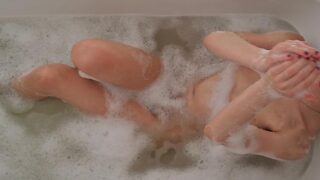 Miyu-Kitten: Meine Premiere in der Badewanne