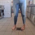 In der Küche in die Jeans pissen (pussycat33)