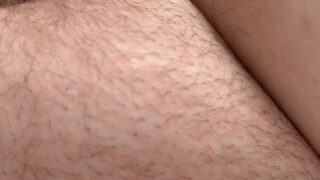 Pelzige Pussy mit Gummipimmel bearbeitet (Moenchen96)