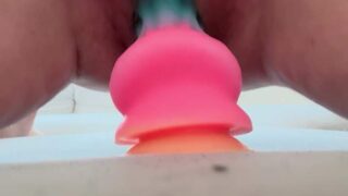 [Moenchen96] Behaarte Pussy schluckt einen dicken Dildo