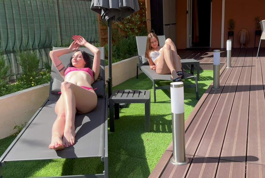 (Lauren Sommer) 2 Pool Bitches lecken sich gegenseitig die Muschis