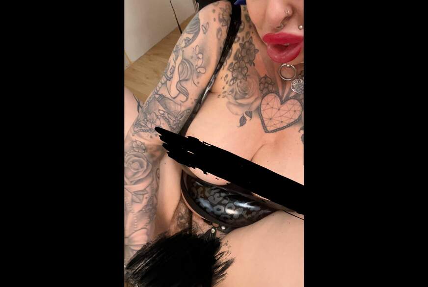 Nina-Vegas - Pelzige Pussy mit Gummihandschuhen fingern