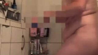 Roter-Teufel rasiert sich unter der Dusche