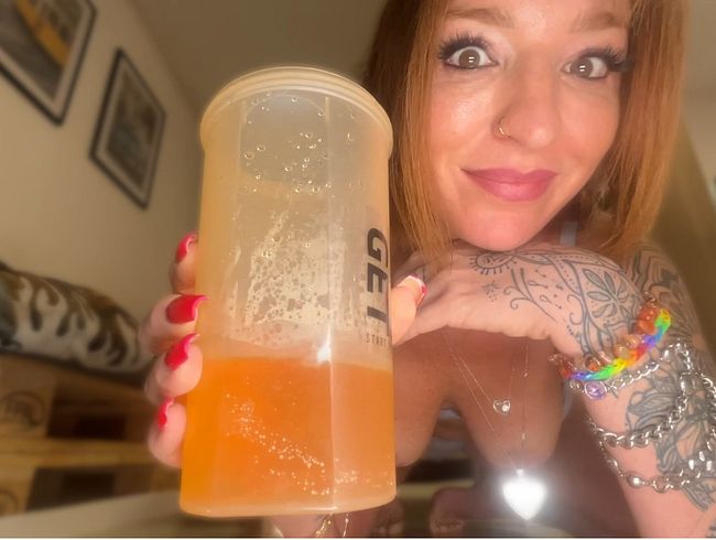 [Sexy Rachel] Ein ganzer Becher voll Pisse für dich