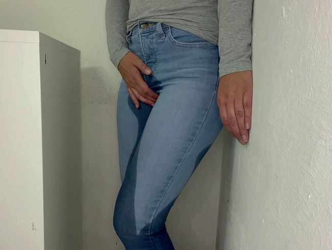 Omg! Hat der Nachbar meine vollgepisst Jeans gesehen? (Jeans-Affair)