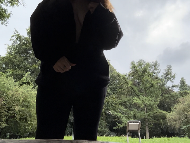 Beim Spaziergang mit CURVY SECRET reißt die Leggings