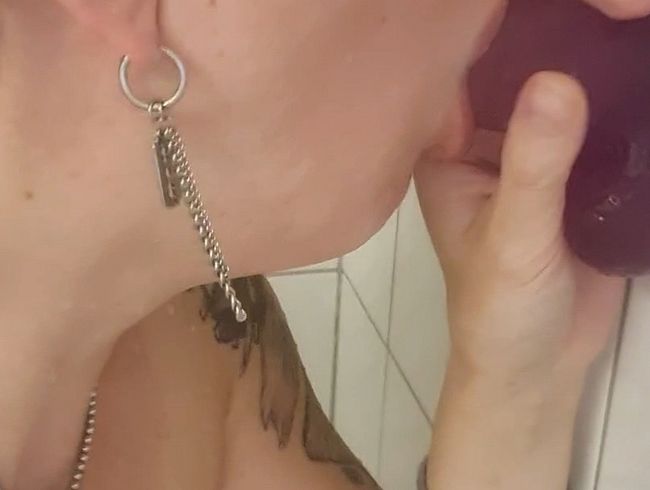 JuleRoxxX - Gummipimmel unter der Dusche blasen...