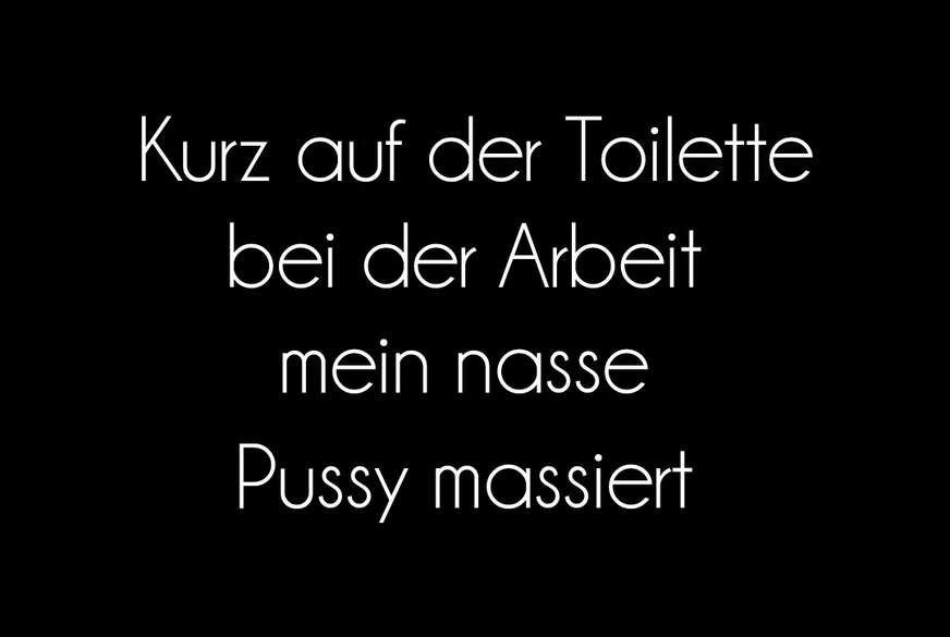 verspielt18 - Bei der Arbeit auf der Toilette masturbieren