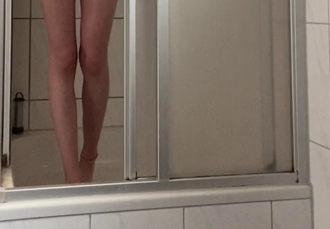 (Jana-Sweet-18) Ich steige nackt unter die heiße Dusche